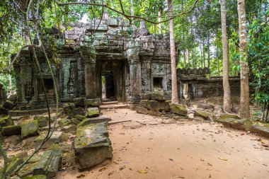 Siem Reap, Kamboçya'da bir yaz günü karmaşık Angkor Wat Tapınağı ta Som