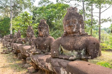 Satır kapısı karmaşık Angkor Wat Siem Reap, Kamboçya'da bir yaz günü içinde içinde içinde heykel
