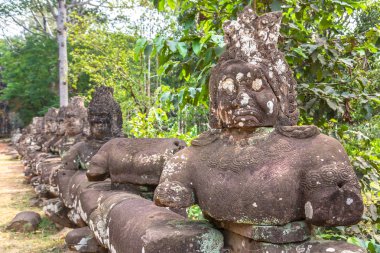 Satır kapısı karmaşık Angkor Wat Siem Reap, Kamboçya'da bir yaz günü içinde içinde içinde heykel
