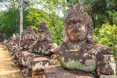 Satır kapısı karmaşık Angkor Wat Siem Reap, Kamboçya'da bir yaz günü içinde içinde içinde heykel