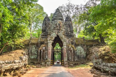 Satır kapısı karmaşık Angkor Wat Siem Reap, Kamboçya'da bir yaz günü içinde içinde içinde heykel
