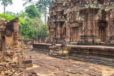 Banteay Srei Siem Reap, Kamboçya'da bir yaz günü karmaşık Angkor Wat Tapınağı