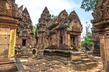 Banteay Srei Siem Reap, Kamboçya'da bir yaz günü karmaşık Angkor Wat Tapınağı