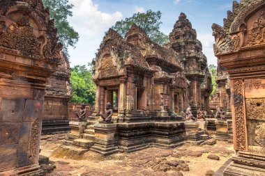 Banteay Srei Siem Reap, Kamboçya'da bir yaz günü karmaşık Angkor Wat Tapınağı