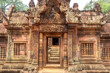 Banteay Srei Siem Reap, Kamboçya'da bir yaz günü karmaşık Angkor Wat Tapınağı