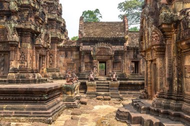 Banteay Srei Siem Reap, Kamboçya'da bir yaz günü karmaşık Angkor Wat Tapınağı
