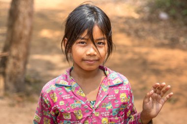 Siem Reap, Kamboçya - 11 Haziran 2018: Kamboçya Siem Reap, Kamboçya'da bir yaz günü Angkor Wat yakınlarındaki bir kasabada küçük kız