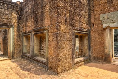 Siem Reap, Kamboçya'da bir yaz günü karmaşık Angkor Wat Tapınağı Banteay Samre