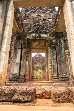 Siem Reap, Kamboçya'da bir yaz günü karmaşık Angkor Wat Tapınağı Banteay Samre