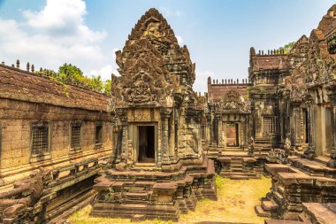Siem Reap, Kamboçya'da bir yaz günü karmaşık Angkor Wat Tapınağı Banteay Samre