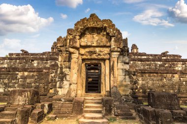Siem Reap, Kamboçya'da bir yaz günü karmaşık Angkor Wat Tapınağı Bakong Prasat