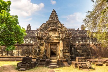Siem Reap, Kamboçya'da bir yaz günü karmaşık Angkor Wat Tapınağı Bakong Prasat