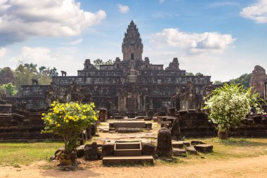 Siem Reap, Kamboçya'da bir yaz günü karmaşık Angkor Wat Tapınağı Bakong Prasat