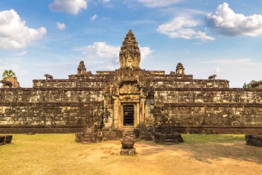 Siem Reap, Kamboçya'da bir yaz günü karmaşık Angkor Wat Tapınağı Bakong Prasat