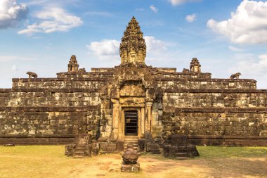 Siem Reap, Kamboçya'da bir yaz günü karmaşık Angkor Wat Tapınağı Bakong Prasat