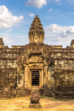 Siem Reap, Kamboçya'da bir yaz günü karmaşık Angkor Wat Tapınağı Bakong Prasat