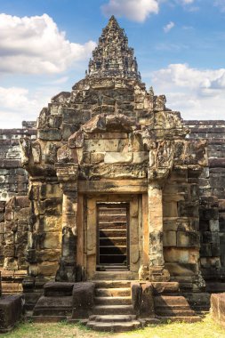 Siem Reap, Kamboçya'da bir yaz günü karmaşık Angkor Wat Tapınağı Bakong Prasat
