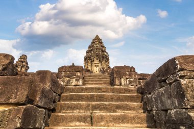 Siem Reap, Kamboçya'da bir yaz günü karmaşık Angkor Wat Tapınağı Bakong Prasat