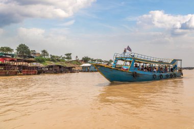 Chong Khneas, Kamboçya - 11 Haziran 2018: Chong Khneas kayan köyü yakınlarında Siem Reap, Kamboçya'da bir yaz günü