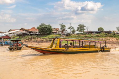 Chong Khneas kayan köyü yakınlarında Siem Reap, Kamboçya'da bir yaz günü