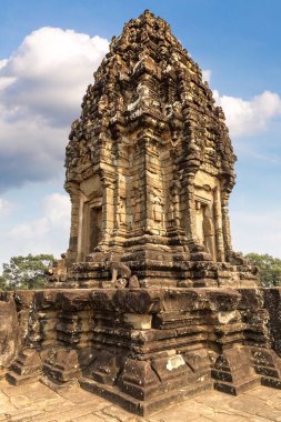 Siem Reap, Kamboçya'da bir yaz günü karmaşık Angkor Wat Tapınağı Bakong Prasat
