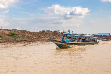 Chong Khneas, Kamboçya - 11 Haziran 2018: Chong Khneas kayan köyü yakınlarında Siem Reap, Kamboçya'da bir yaz günü