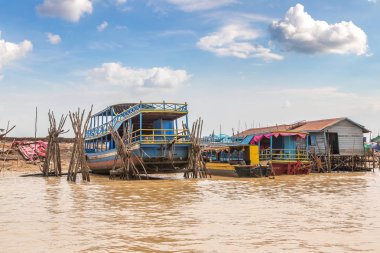 Chong Khneas kayan köyü yakınlarında Siem Reap, Kamboçya'da bir yaz günü