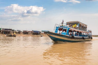 Chong Khneas, Kamboçya - 11 Haziran 2018: Chong Khneas kayan köyü yakınlarında Siem Reap, Kamboçya'da bir yaz günü