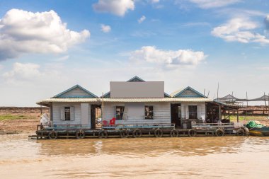 Chong Khneas kayan köyü yakınlarında Siem Reap, Kamboçya'da bir yaz günü