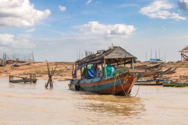 Chong Khneas kayan köyü yakınlarında Siem Reap, Kamboçya'da bir yaz günü