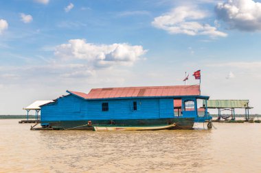 Chong Khneas kayan köyü yakınlarında Siem Reap, Kamboçya'da bir yaz günü