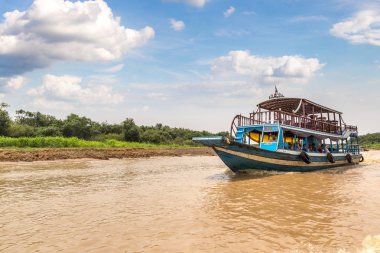 Chong Khneas, Kamboçya - 11 Haziran 2018: Chong Khneas kayan köyü yakınlarında Siem Reap, Kamboçya'da bir yaz günü