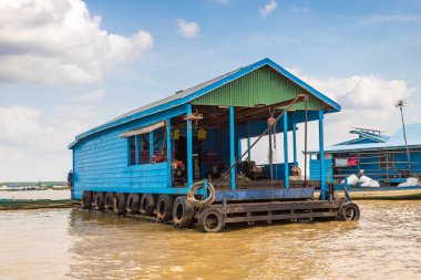 Chong Khneas kayan köyü yakınlarında Siem Reap, Kamboçya'da bir yaz günü