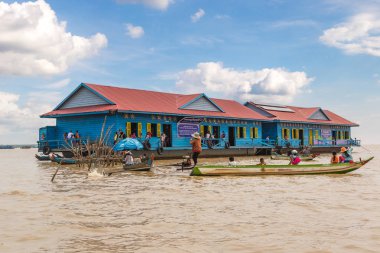 Chong Khneas, Kamboçya - 11 Haziran 2018: Chong Khneas kayan köyü yakınlarında Siem Reap, Kamboçya'da bir yaz günü