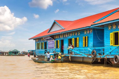 Chong Khneas, Kamboçya - 11 Haziran 2018: Chong Khneas kayan köyü yakınlarında Siem Reap, Kamboçya'da bir yaz günü