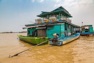 Chong Khneas kayan köyü yakınlarında Siem Reap, Kamboçya'da bir yaz günü