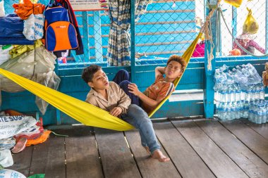 Chong Khneas, Kamboçya - 11 Haziran 2018: okulda Chong Khneas köyü yakınlarında Siem Reap, Kamboçya yüzer yüzer Kamboçyalı öğrencilere