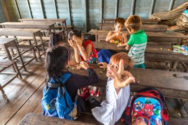 Chong Khneas, Kamboçya - 11 Haziran 2018: okulda Chong Khneas köyü yakınlarında Siem Reap, Kamboçya yüzer yüzer Kamboçyalı öğrencilere
