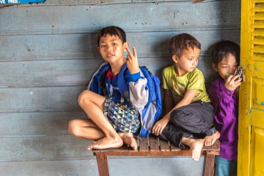 Chong Khneas, Kamboçya - 11 Haziran 2018: okulda Chong Khneas köyü yakınlarında Siem Reap, Kamboçya yüzer yüzer Kamboçyalı öğrencilere