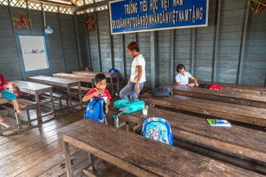 Chong Khneas, Kamboçya - 11 Haziran 2018: okulda Chong Khneas köyü yakınlarında Siem Reap, Kamboçya yüzer yüzer Kamboçyalı öğrencilere