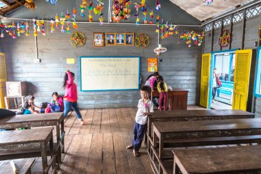 Chong Khneas, Kamboçya - 11 Haziran 2018: okulda Chong Khneas köyü yakınlarında Siem Reap, Kamboçya yüzer yüzer Kamboçyalı öğrencilere