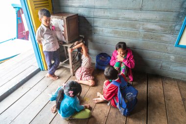 Chong Khneas, Kamboçya - 11 Haziran 2018: okulda Chong Khneas köyü yakınlarında Siem Reap, Kamboçya yüzer yüzer Kamboçyalı öğrencilere