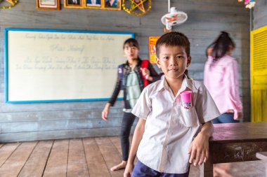 Chong Khneas, Kamboçya - 11 Haziran 2018: okulda Chong Khneas köyü yakınlarında Siem Reap, Kamboçya yüzer yüzer Kamboçyalı öğrencilere