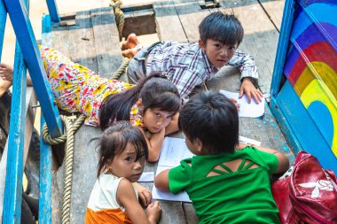 Chong Khneas, Kamboçya - 11 Haziran 2018: okulda Chong Khneas köyü yakınlarında Siem Reap, Kamboçya yüzer yüzer Kamboçyalı öğrencilere