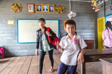 Chong Khneas, Kamboçya - 11 Haziran 2018: okulda Chong Khneas köyü yakınlarında Siem Reap, Kamboçya yüzer yüzer Kamboçyalı öğrencilere