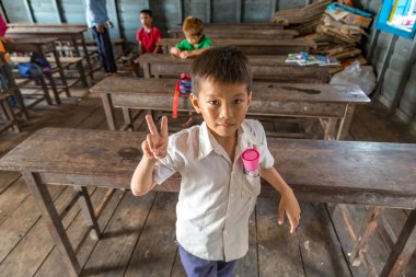 Chong Khneas, Kamboçya - 11 Haziran 2018: okulda Chong Khneas köyü yakınlarında Siem Reap, Kamboçya yüzer yüzer Kamboçyalı öğrencilere
