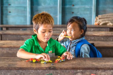 Chong Khneas, Kamboçya - 11 Haziran 2018: okulda Chong Khneas köyü yakınlarında Siem Reap, Kamboçya yüzer yüzer Kamboçyalı öğrencilere