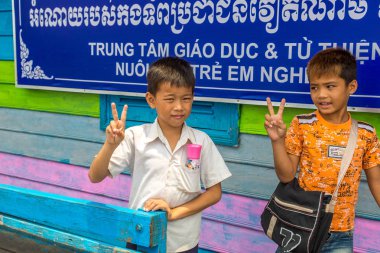 Chong Khneas, Kamboçya - 11 Haziran 2018: okulda Chong Khneas köyü yakınlarında Siem Reap, Kamboçya yüzer yüzer Kamboçyalı öğrencilere