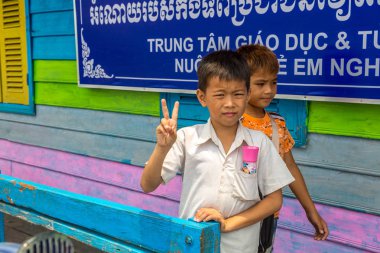 Chong Khneas, Kamboçya - 11 Haziran 2018: okulda Chong Khneas köyü yakınlarında Siem Reap, Kamboçya yüzer yüzer Kamboçyalı öğrencilere