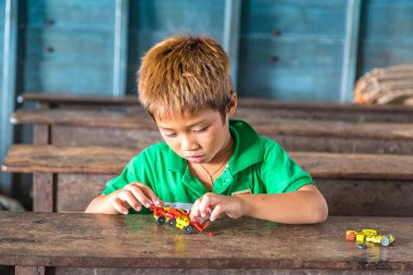 Chong Khneas, Kamboçya - 11 Haziran 2018: Siem Reap, Kamboçya Chong Khneas kayan köy okulunda yüzen Kamboçyalı öğrencinin